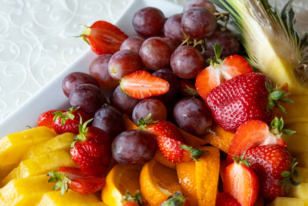 fruta fresca plato fresa uva piña comida sana vida estilo fondo fotografía espacio
 - Foto, imagen