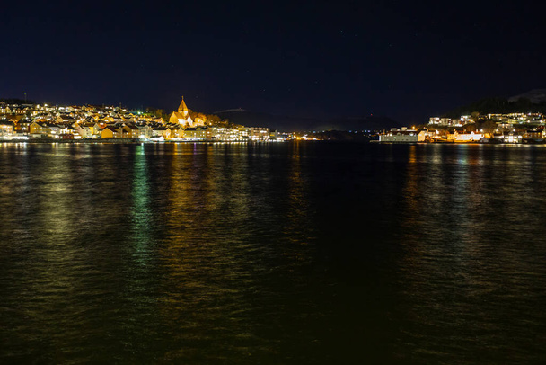 Kristiansund Stadt an der atlatnischen Küste bei Nacht, Norwegen - Foto, Bild