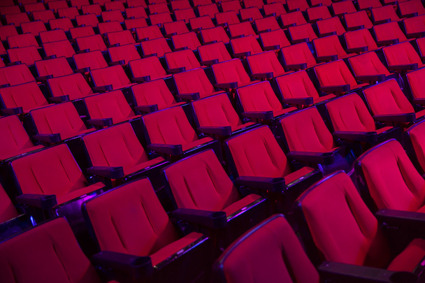 Filas de asientos de teatro vacíos
 - Foto, Imagen