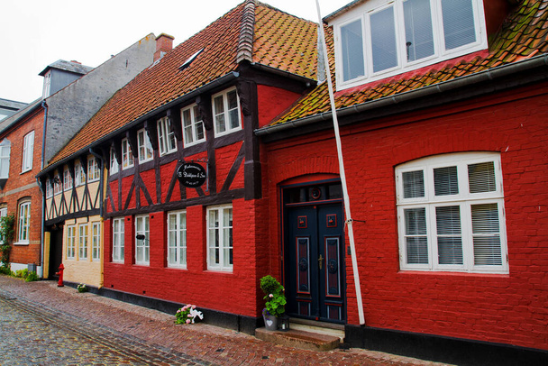 Calle vacía por la mañana con casas antiguas de la ciudad real de Ribe en Dinamarca
. - Foto, Imagen