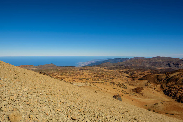 maanlandschap. woestijn landschap in Teide Nationaal Park, Tenerife Eiland, Canarische Eilanden, Spanje - Foto, afbeelding