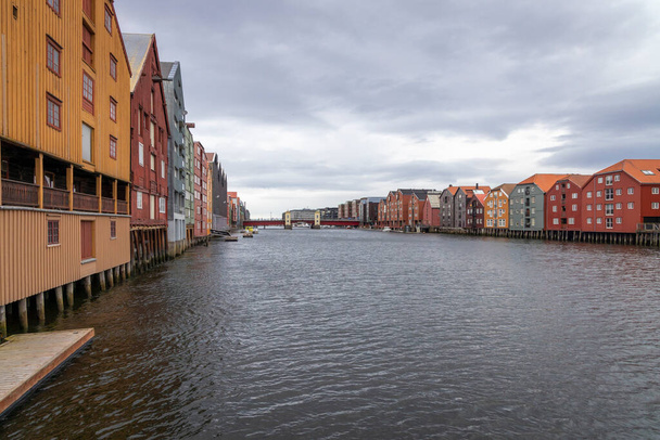 Trondheim 'daki Trondheim fiyortlarındaki Nidelva nehrinin renkli evleri - Fotoğraf, Görsel