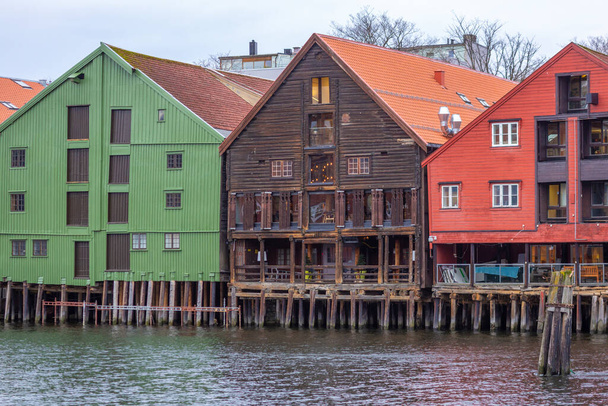 Красочные дома на реке Нидельва в Тронхейме на фьорде Тронхейма - Фото, изображение