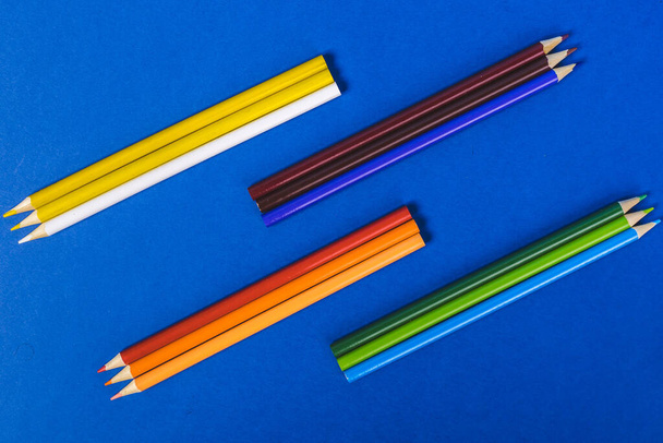 kolorowe ołówki na niebieskim tle - Zdjęcie, obraz