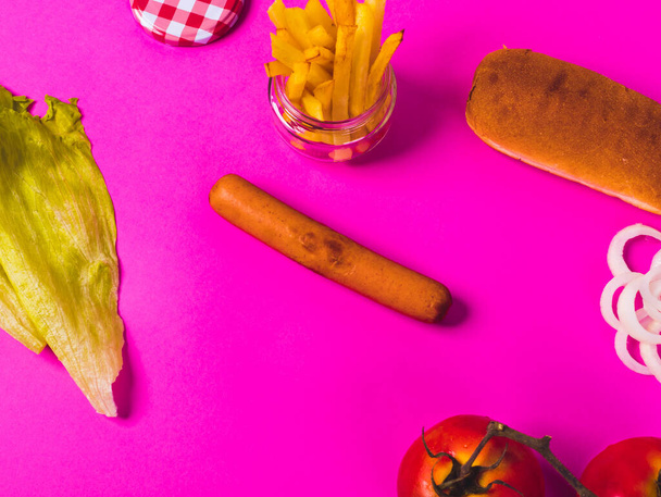 joukko hot dog ainesosia vaaleanpunainen tausta - Valokuva, kuva