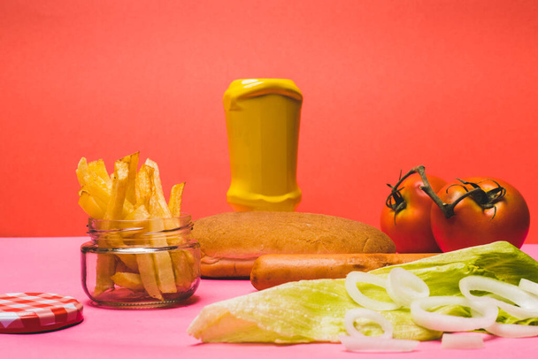 set di ingredienti per hot dog su sfondo rosa
 - Foto, immagini