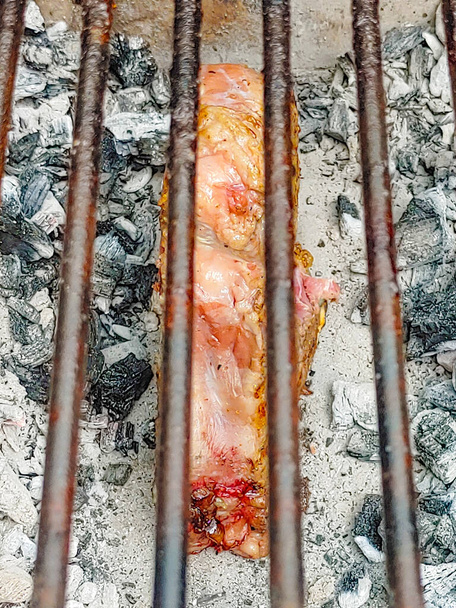 Florentijnse biefstuk gekookt in een gloeiende houtskool oven - Foto, afbeelding