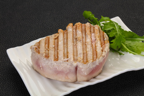 Grillowany stek z tuńczyka podany sałatka rakietowa - Zdjęcie, obraz