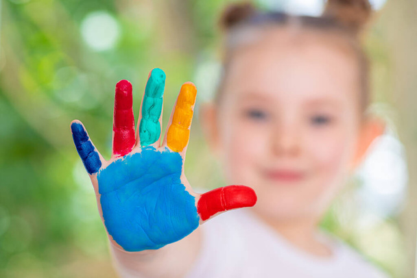 Μικρό κορίτσι με ζωγραφισμένα χέρια Concept Εκπαίδευση, Σχολείο, Δημιουργικότητα Αγαπημένο Εστίαση. - Φωτογραφία, εικόνα