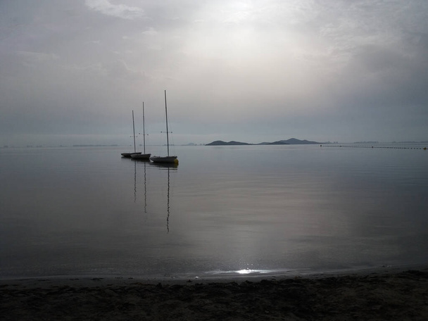 Paysage de pêche tranquille sur le lac, une baie tranquille de la mer Méditerranée
. - Photo, image