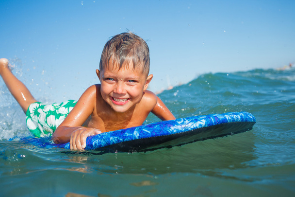 boy has fun with the surfboard - Valokuva, kuva