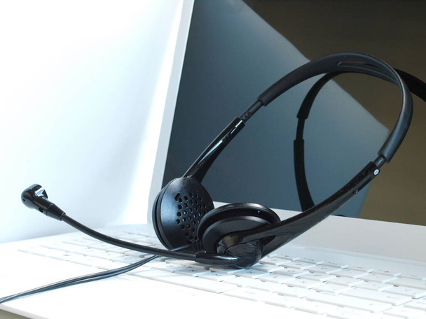 comunicação on-line: fone de ouvido definido sobre keyboar laptop
 - Foto, Imagem