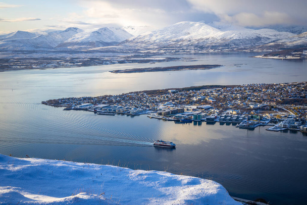 Spitzbergen ist die größte und einzige dauerhaft besiedelte Insel des Spitzbergen-Archipels in Nordnorwegen - Foto, Bild