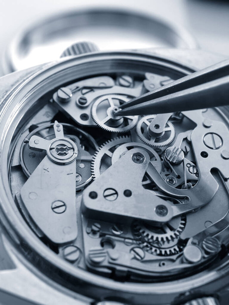 primer plano macro pic de la vendimia mecanismo de reloj cronógrafo en reparación por relojero
 - Foto, Imagen