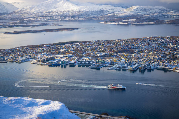 スピッツベルゲン島（Spitbergen）は、ノルウェー北部のスヴァールバル諸島の中で最大かつ唯一の恒久的な島である。 - 写真・画像