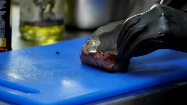 Préparation pour trancher le steak
  - Séquence, vidéo