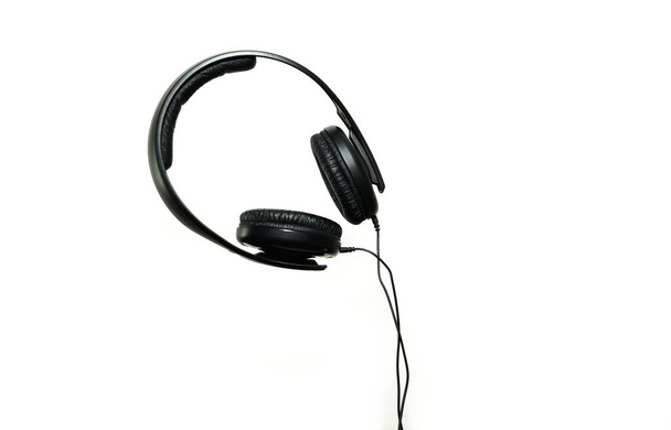 μαύρα ακουστικά κράνη σε λευκό φόντο - Φωτογραφία, εικόνα