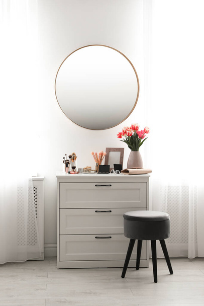 Stylish room interior with dressing table and mirror - Foto, Imagem