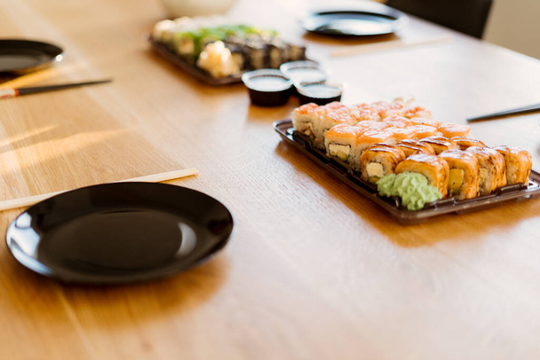 Čekání na přátele se sushi rolkami - Fotografie, Obrázek