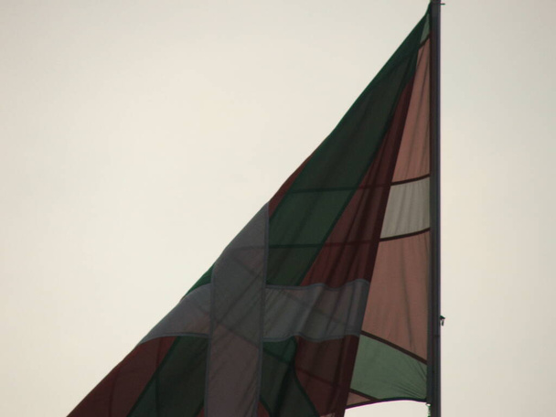 Baskimaan lippu heiluu ilmassa - Valokuva, kuva