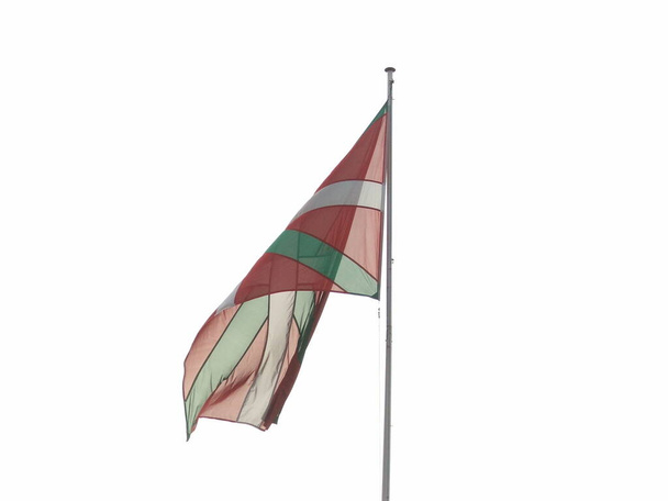 Baskimaan lippu heiluu ilmassa - Valokuva, kuva