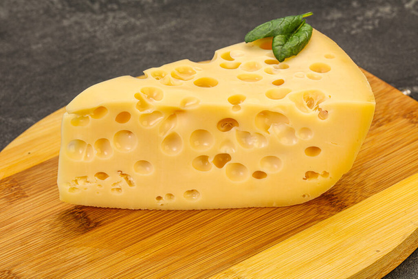 Maasdam τυρί - γαλακτοκομικά κίτρινο τρίγωνο με τρύπες - Φωτογραφία, εικόνα