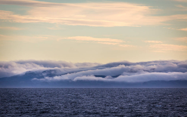 Северная Норвегия морской пейзаж с солнцем и облаками  - Фото, изображение