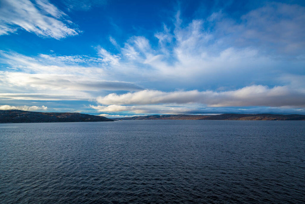 Kuzey Norveç deniz manzarası güneş ve bulutlarla  - Fotoğraf, Görsel