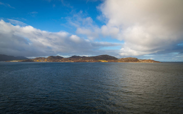 Pohjois-Norja merimaisema auringolla ja pilvillä     - Valokuva, kuva