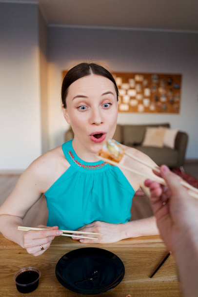 Zaskoczona kobieta korzystających pyszne sushi - Zdjęcie, obraz