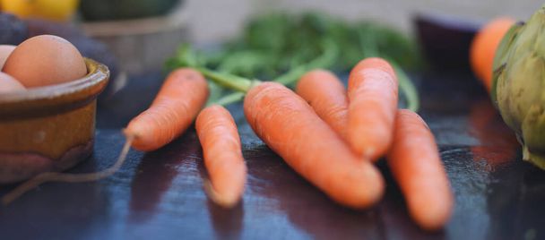 Zanahorias orgánicas frescas en primer plano con luz natural
. - Foto, Imagen