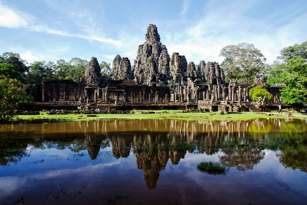 Fő kilátás az ősi Bayon templom Angkor Thom az esti napsütésben. A titokzatos Angkor Thom a kambodzsai Siem Reap esőerdők között fészkelt. Enigmatikus Angkor Thom egy népszerű turisztikai attrakció. - Fotó, kép