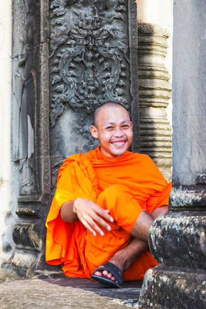 SIEM REAP, CAMBODIA- SEPTEMBER 18: буддійські новачки в Ангкор-Ват в Сіємреапі 18 вересня 2011 року. Буддизм в даний час оцінюється як віра 96% камбоджійського населення. - Фото, зображення