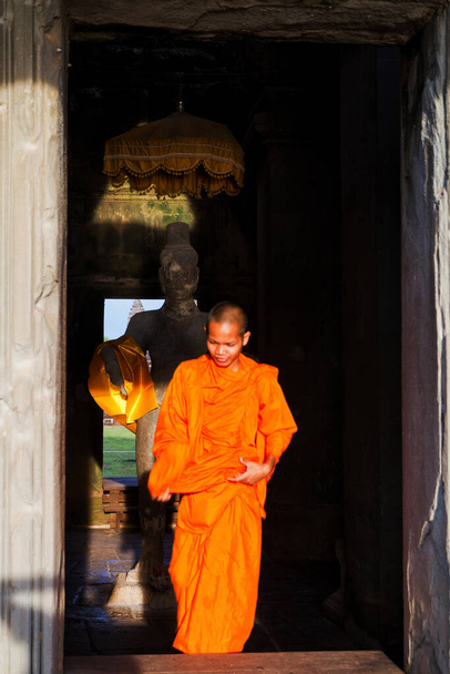 SIEM REAP, CAMBODIA- SEPTEMBER 18: буддійські новачки в Ангкор-Ват в Сіємреапі 18 вересня 2011 року. Буддизм в даний час оцінюється як віра 96% камбоджійського населення. - Фото, зображення
