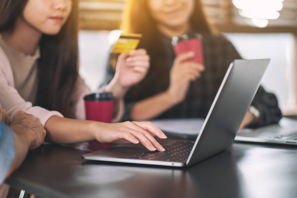 Бизнесмен, использующий ноутбук и кредитную карту для покупок онлайн
  - Фото, изображение