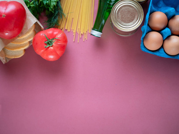 Προμήθειες τροφίμων σε ροζ φόντο, πάνω όψη με χώρο αντιγραφής - Φωτογραφία, εικόνα