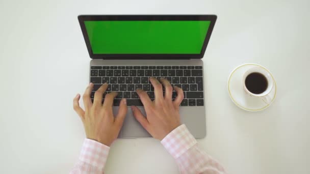 Женщина работает на ноутбуке с зеленым экраном, вид сверху
 - Кадры, видео