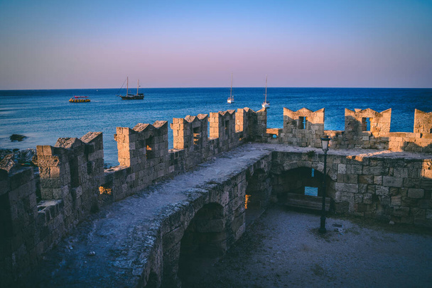 Rhodes staré město kamenné zdi ve večerních hodinách. - Fotografie, Obrázek