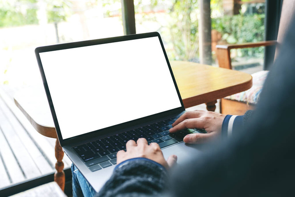 Immagine mockup di una donna che utilizza e digita sulla tastiera del computer portatile con schermo desktop bianco vuoto
  - Foto, immagini