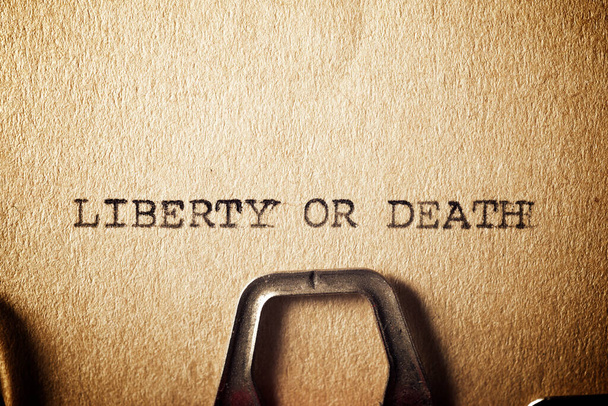 Bir kağıda yazılan özgürlük ya da ölüm metni. - Fotoğraf, Görsel