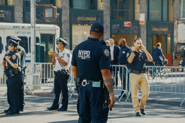 NEW YORK, USA - 01 MAJ, 2020: Policjanci wykonujący swoje obowiązki na ulicach Manhattanu. Departament Policji Nowego Jorku, NYPD - Zdjęcie, obraz
