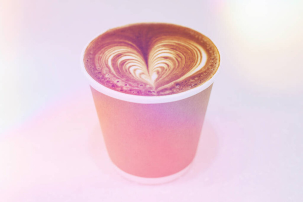 Bir bardak cappuccino, duy şeklinde köpüklü. - Fotoğraf, Görsel