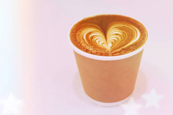 filiżanka cappuccino z pianką w formie słuchu - Zdjęcie, obraz