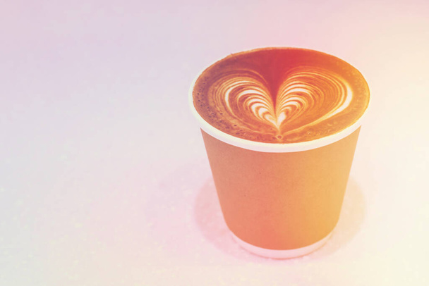 egy csésze cappuccino habbal, hallás formájában - Fotó, kép