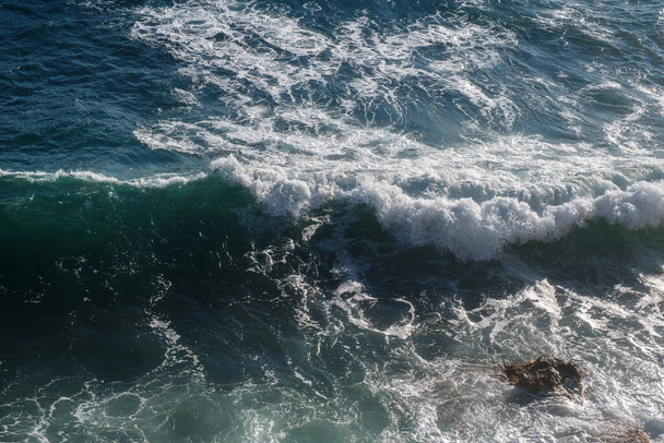 Океанские волны фоновый разрыв морской воды скалистые берега бурные моря бирюзовые воды градиентной пены. Большие волны в открытом море. Летний муссон. Белый гребень морской волны. - Фото, изображение