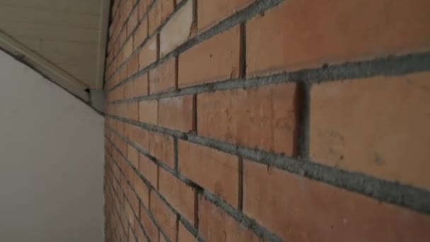 Parede de tijolo marrom recém-construída
 - Filmagem, Vídeo