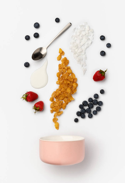 Ягідки, кукурудзяні пластівці та йогурти в керамічній мисці
 - Фото, зображення