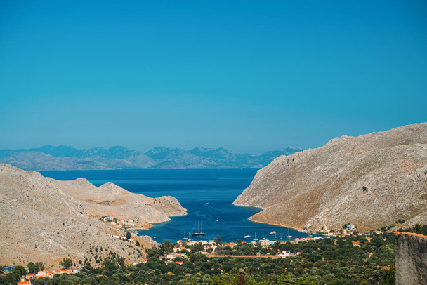 Vista panorâmica da pitoresca aldeia na ilha grega de Symi, Dodecaneso, Grécia
 - Foto, Imagem