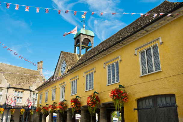Des fleurs d'été décorent le vieux Market Hall historique de Tetbury, Gloucestershire, Royaume-Uni
 - Photo, image