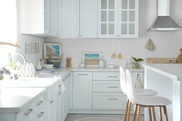 新しいスタイリッシュな家具と美しいキッチンインテリア - 写真・画像